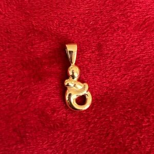 *14k YG a necklace pendant (A mother and child hug)*